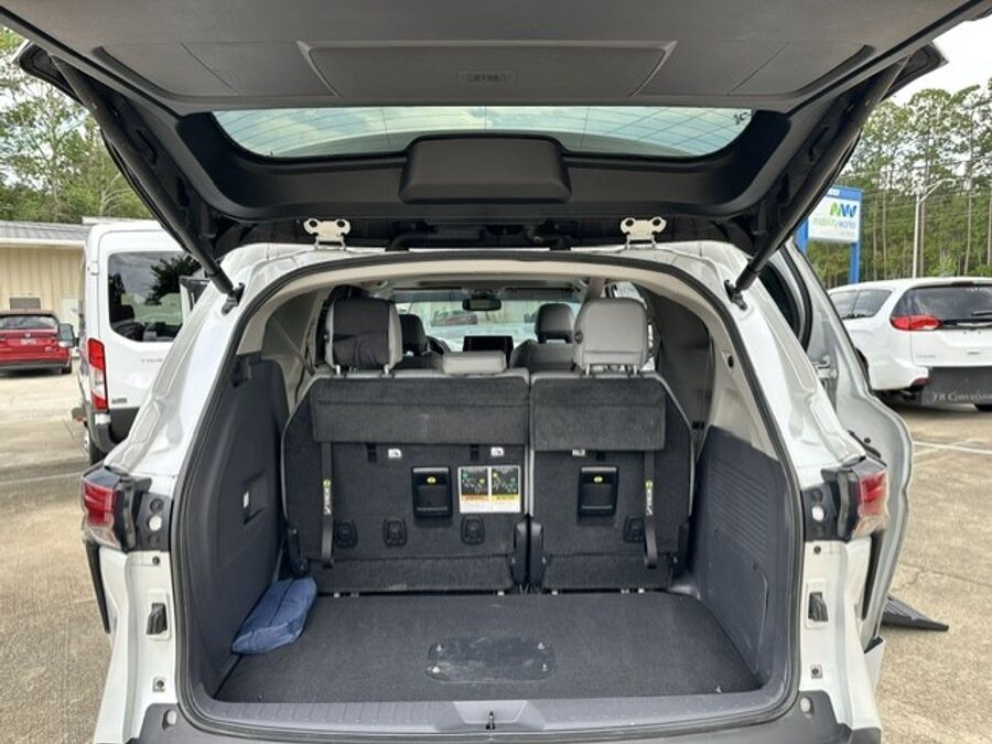 2022 Toyota Sienna XLE - Photo 9