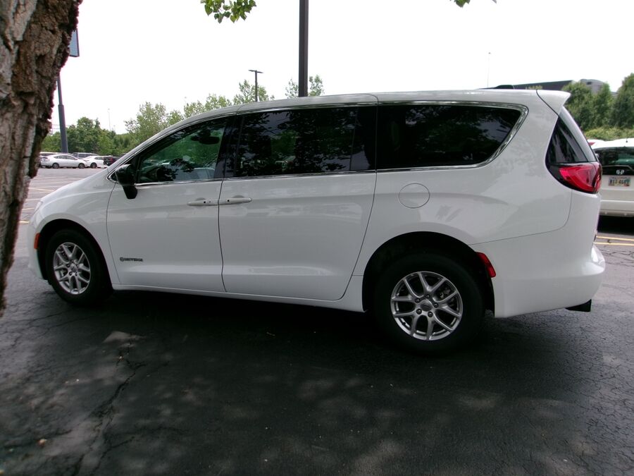 2024 Chrysler Voyager LX - Photo 17