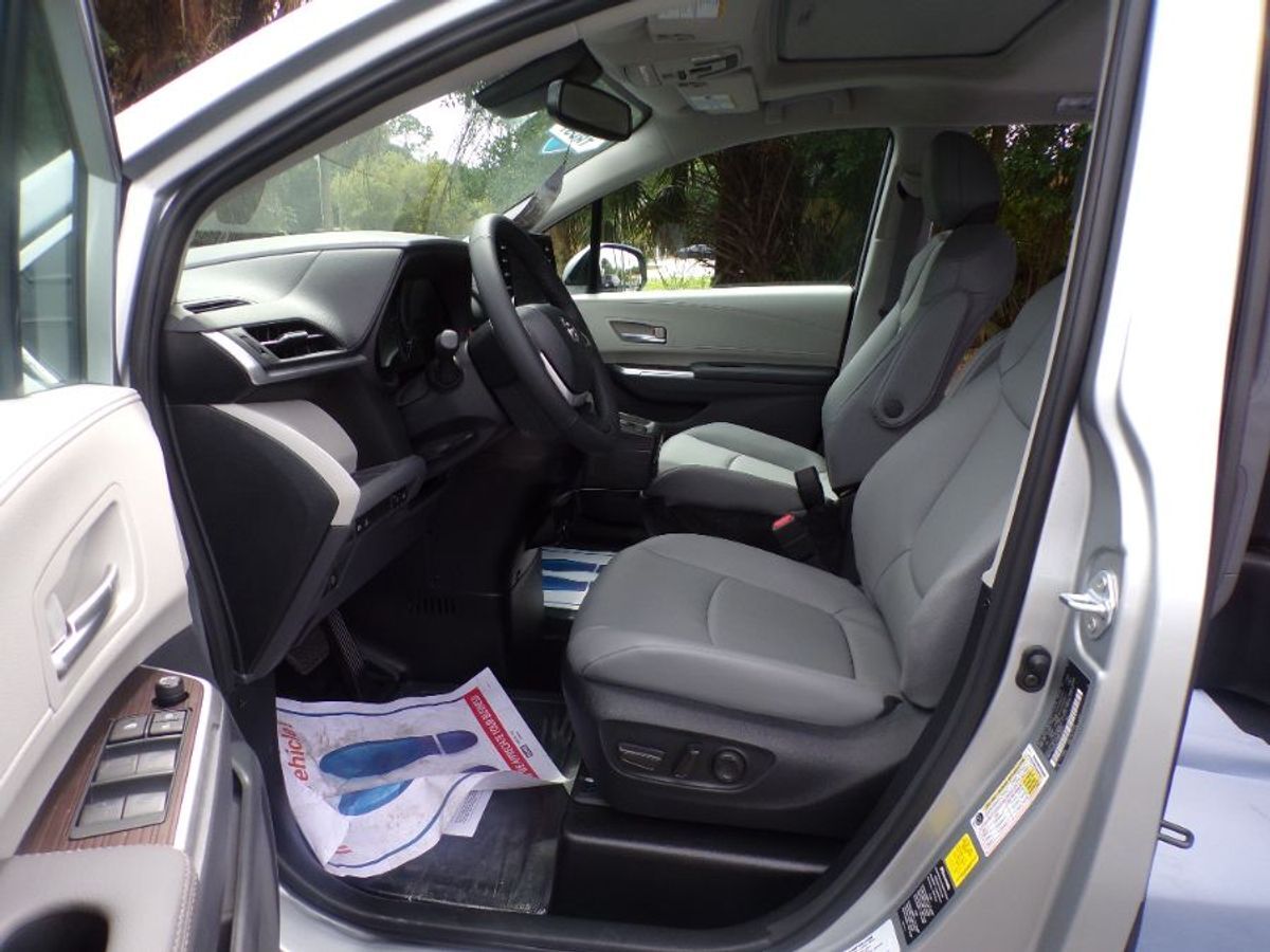2024 Toyota Sienna XLE - Photo 7