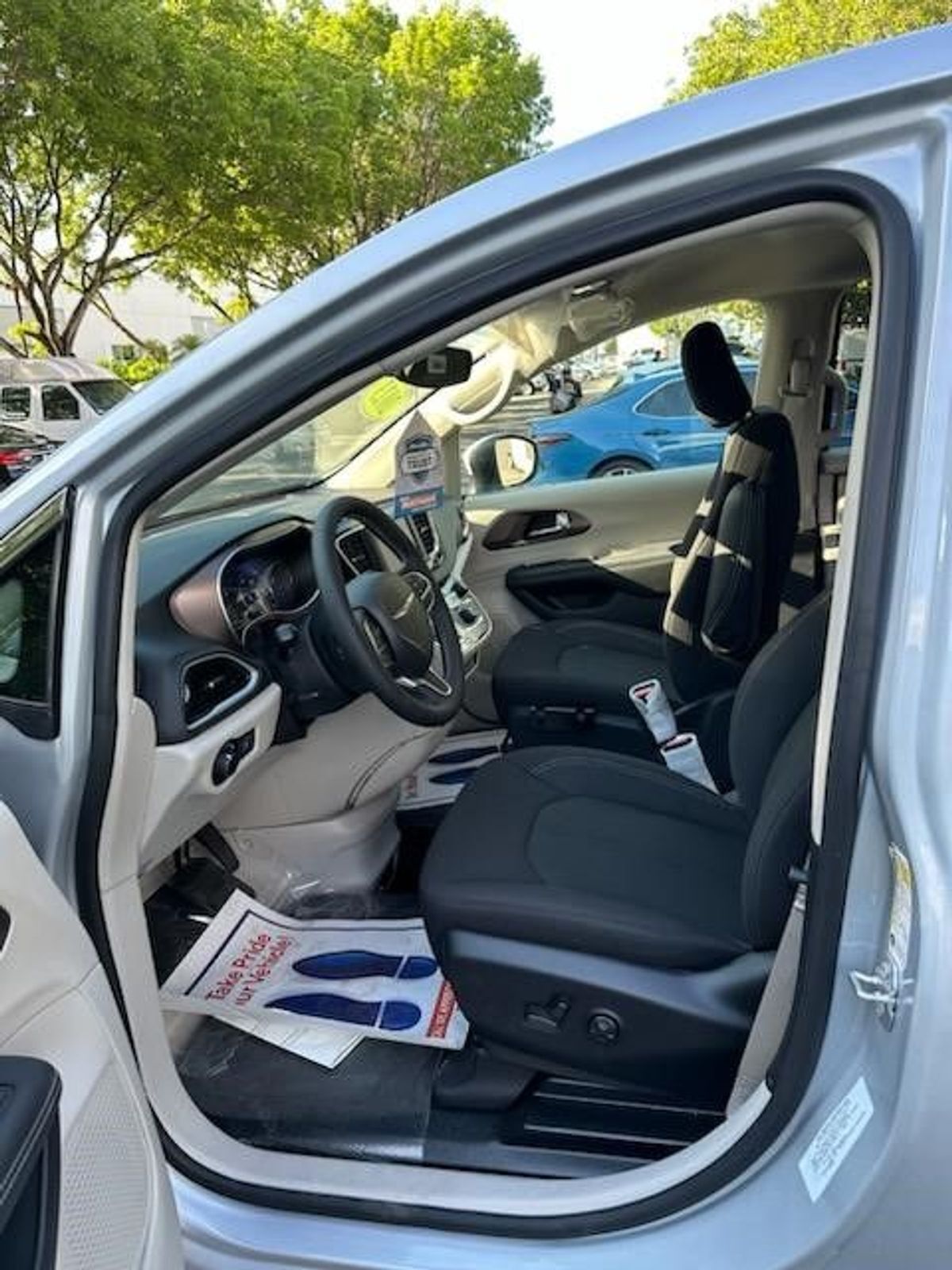 2023 Chrysler Voyager LX - Photo 16