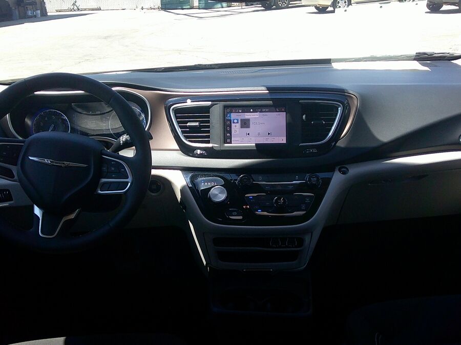 2023 Chrysler Voyager LX - Photo 8