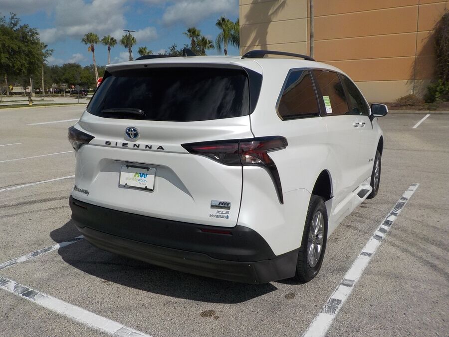 2023 Toyota Sienna XLE - Photo 8
