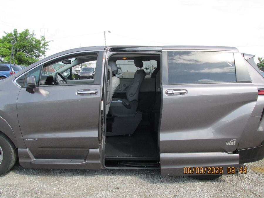 2021 Toyota Sienna XLE - Photo 13
