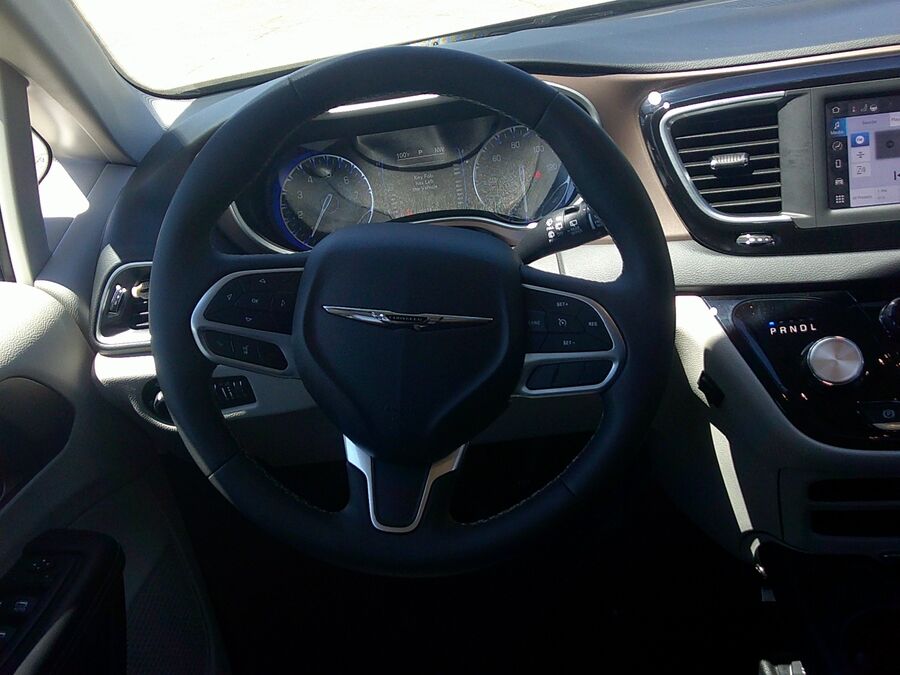2023 Chrysler Voyager LX - Photo 9