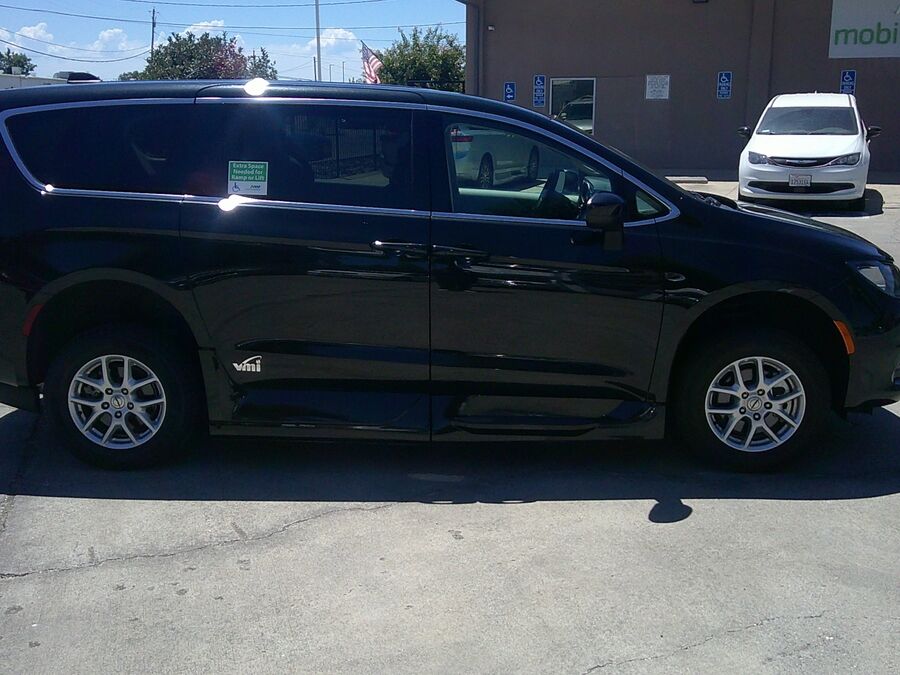 2023 Chrysler Voyager LX - Photo 12