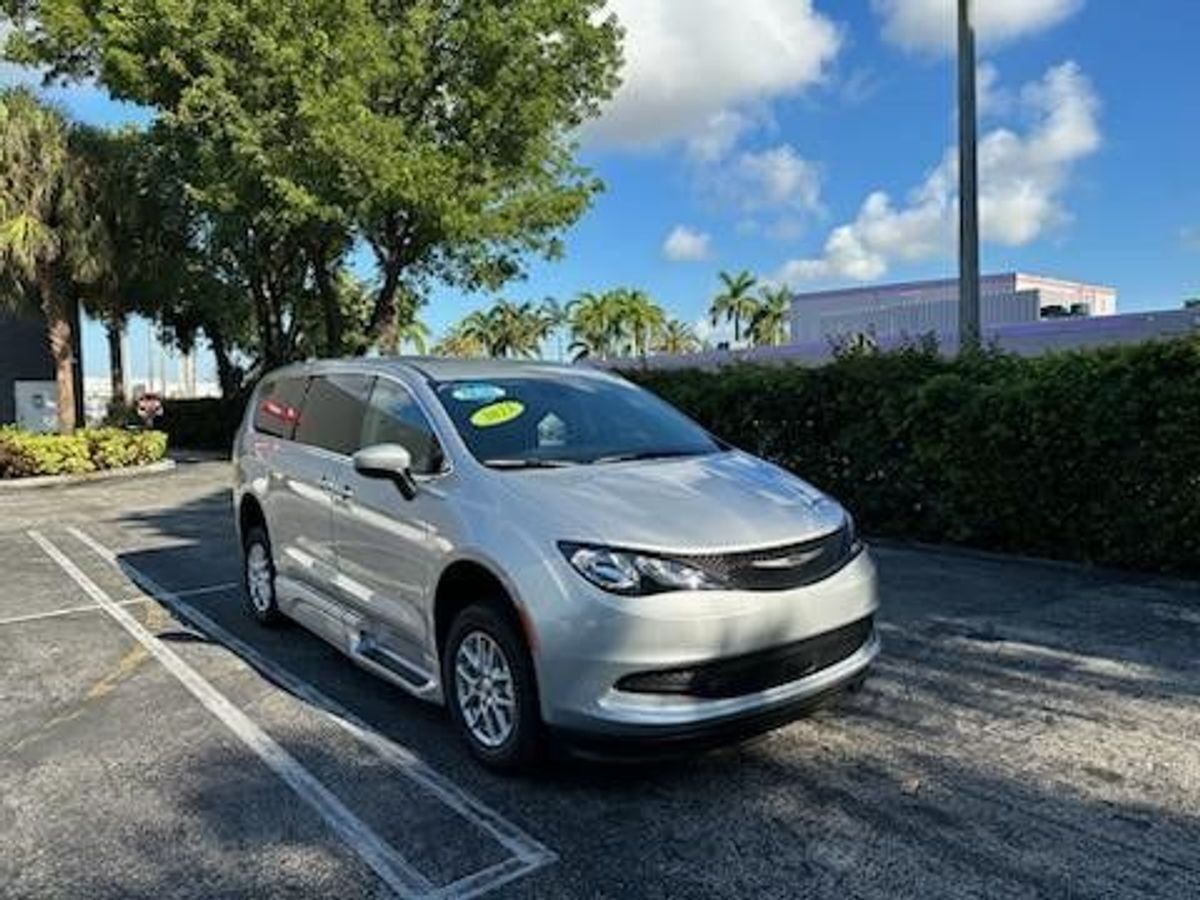 2023 Chrysler Voyager LX - Photo 11