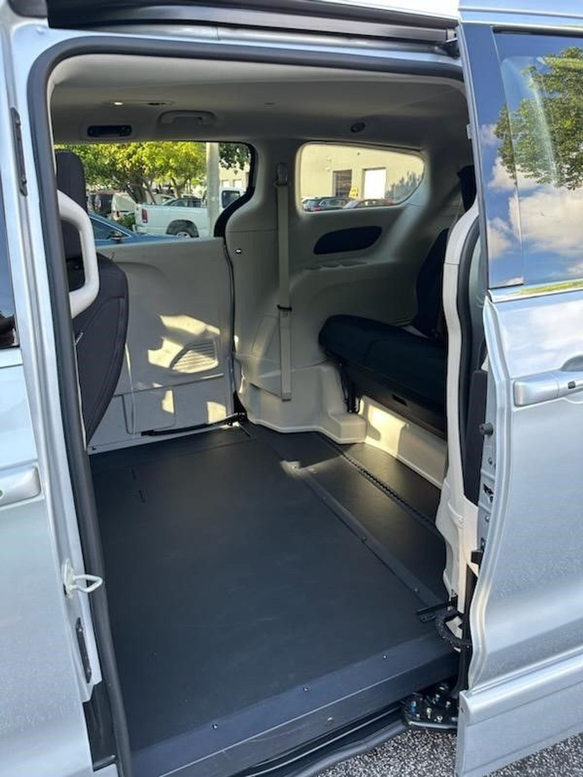 2023 Chrysler Voyager LX - Photo 9