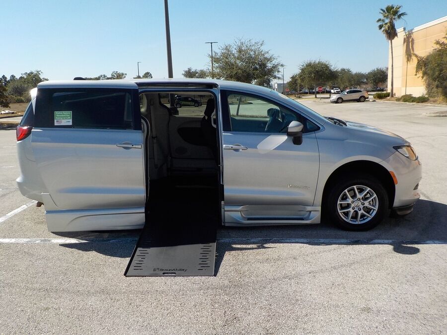2023 Chrysler Voyager LX - Photo 27