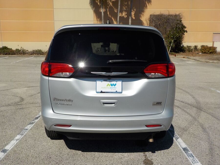 2023 Chrysler Voyager LX - Photo 25