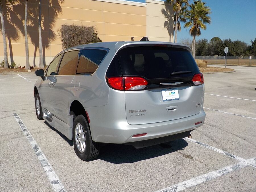 2023 Chrysler Voyager LX - Photo 24