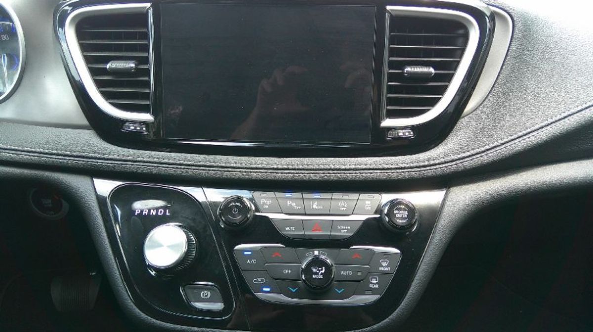 2025 Chrysler Pacifica Select - Photo 11