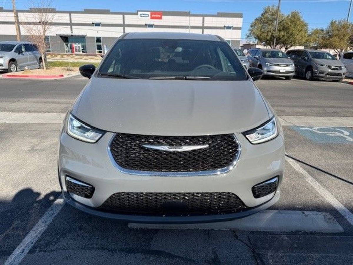 2024 Chrysler Pacifica Touring L - Photo 10