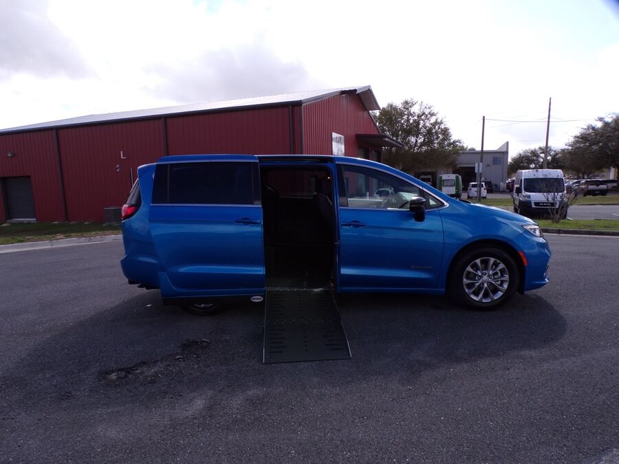 2026 Chrysler Pacifica Limited - Photo 11
