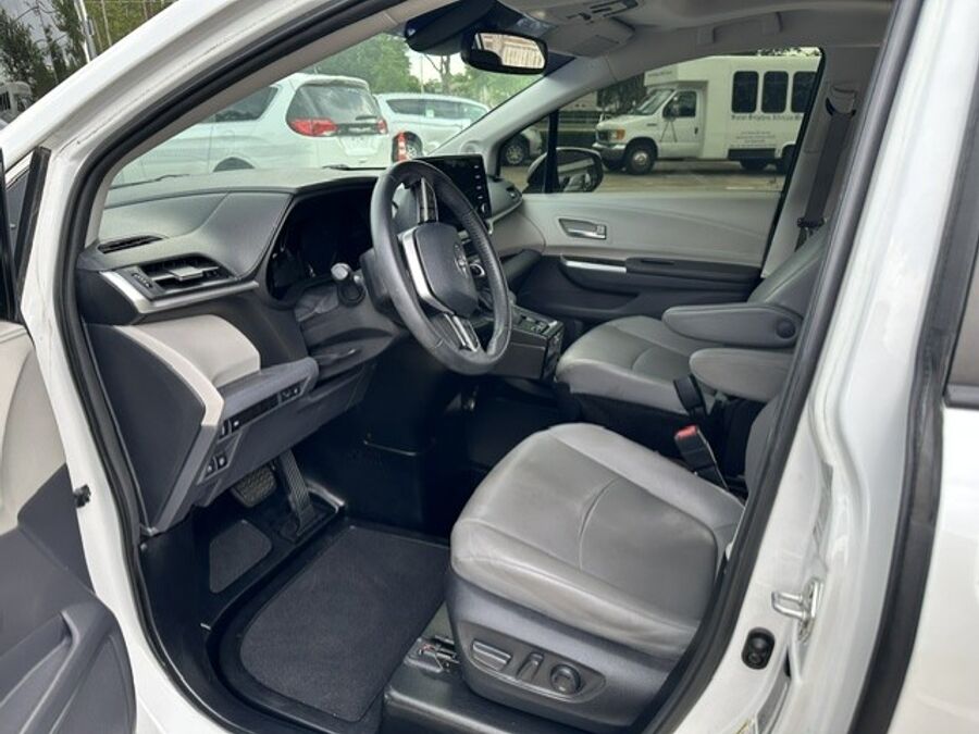 2022 Toyota Sienna XLE - Photo 7