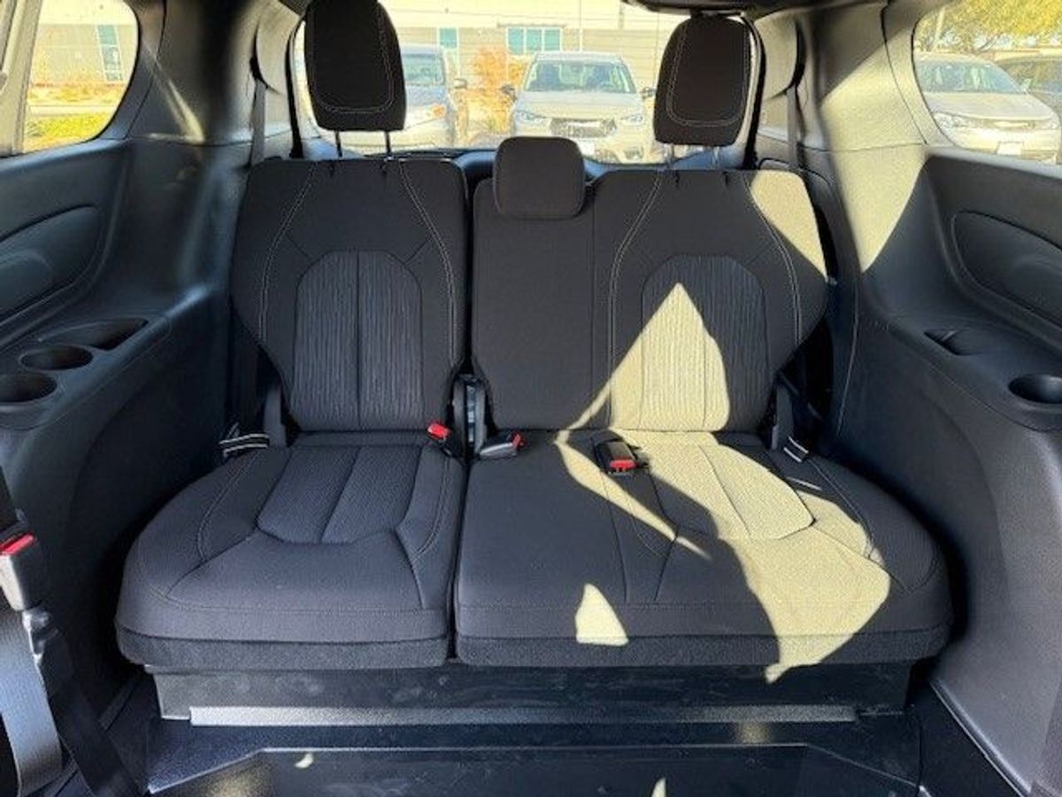 2024 Chrysler Pacifica Touring L - Photo 17