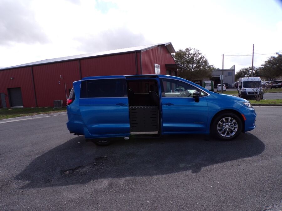 2026 Chrysler Pacifica Limited - Photo 10