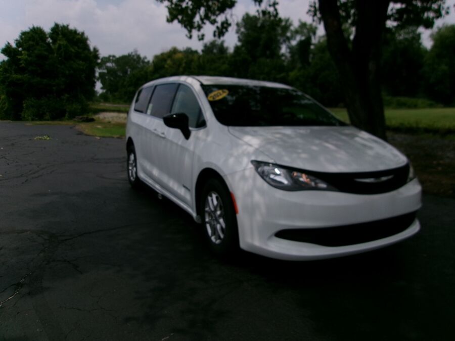 2024 Chrysler Voyager LX - Photo 14