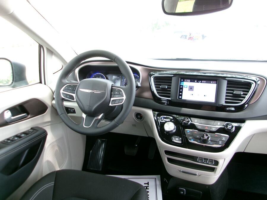 2024 Chrysler Voyager LX - Photo 11
