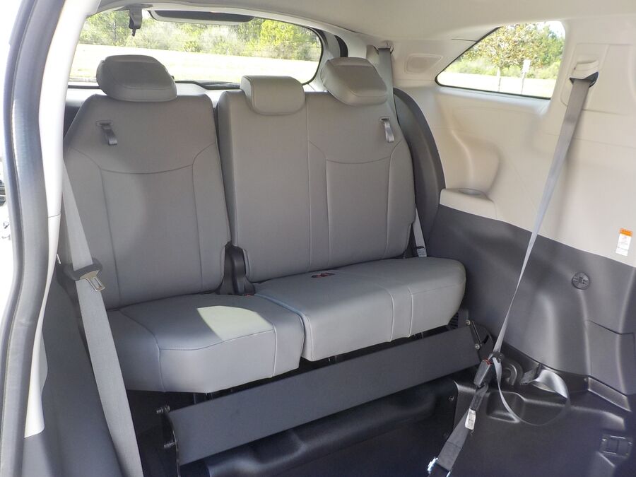2023 Toyota Sienna XLE - Photo 18