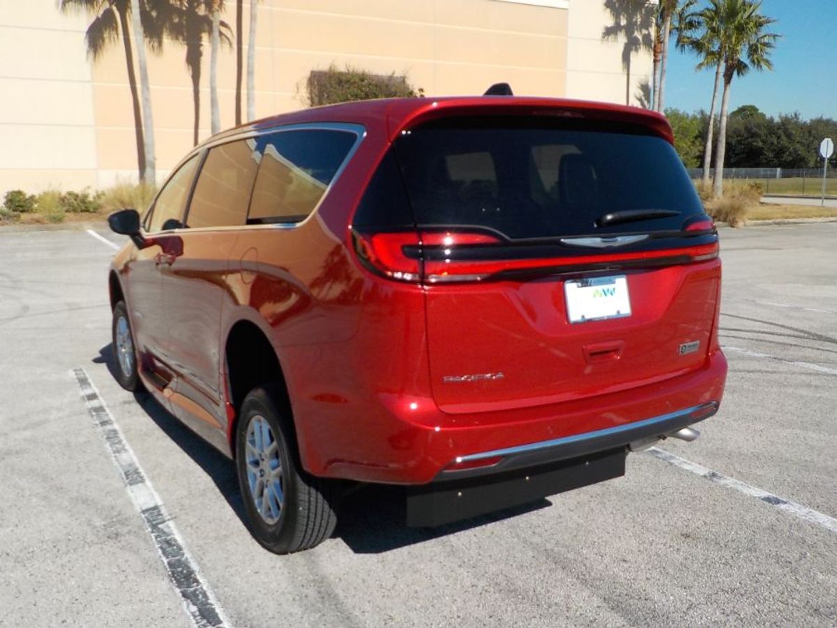 2024 Chrysler Pacifica Touring L - Photo 6