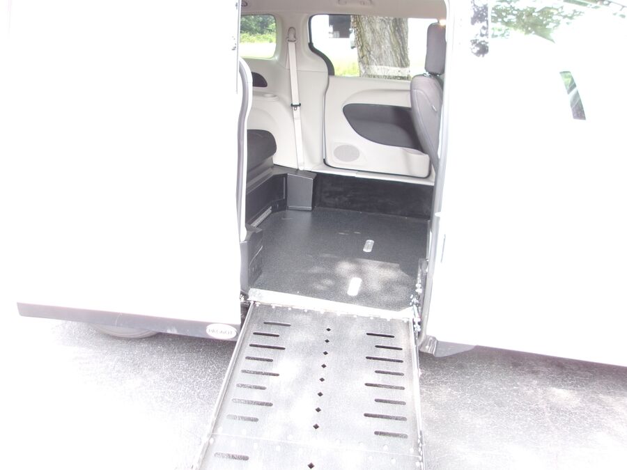 2024 Chrysler Voyager LX - Photo 8