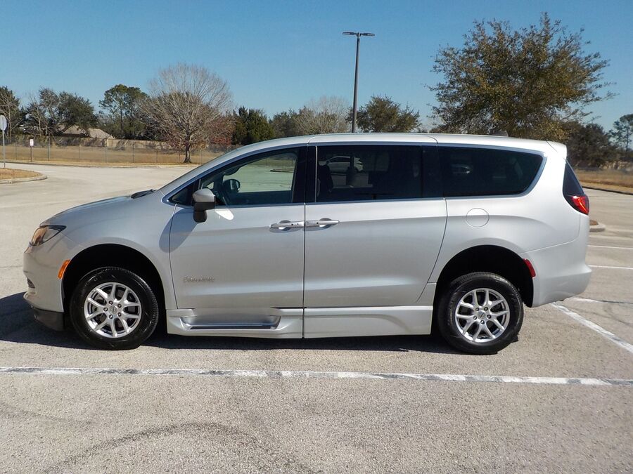 2023 Chrysler Voyager LX - Photo 23