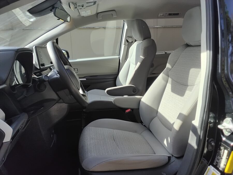 2023 Toyota Sienna LE - Photo 12