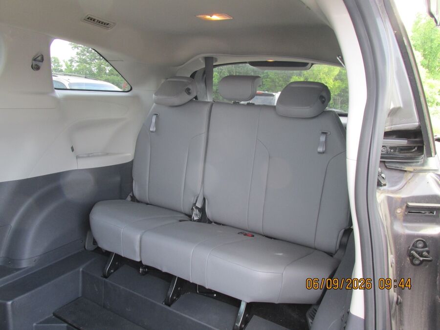 2021 Toyota Sienna XLE - Photo 14