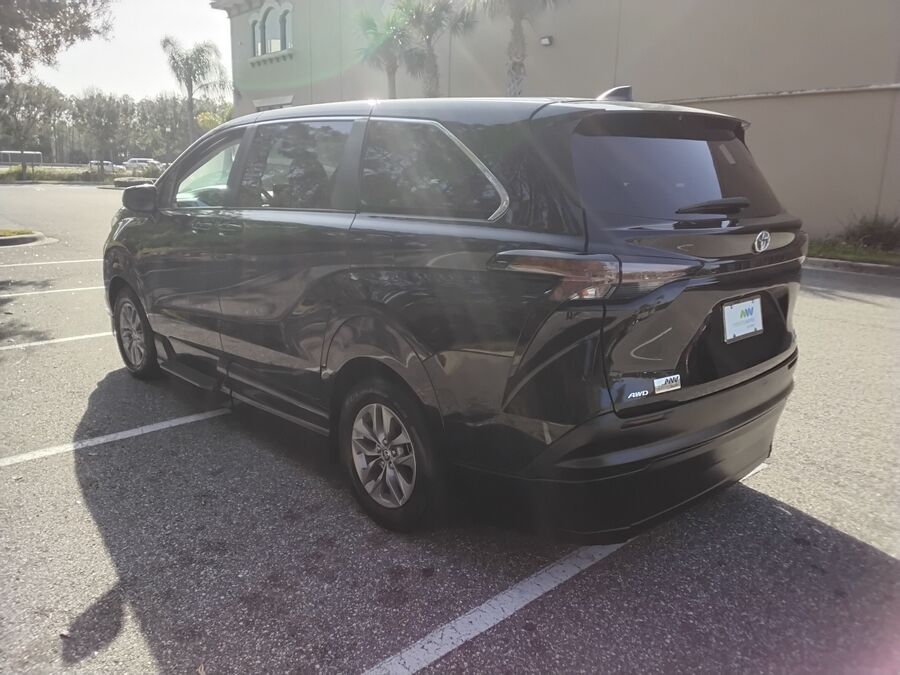 2023 Toyota Sienna LE - Photo 7