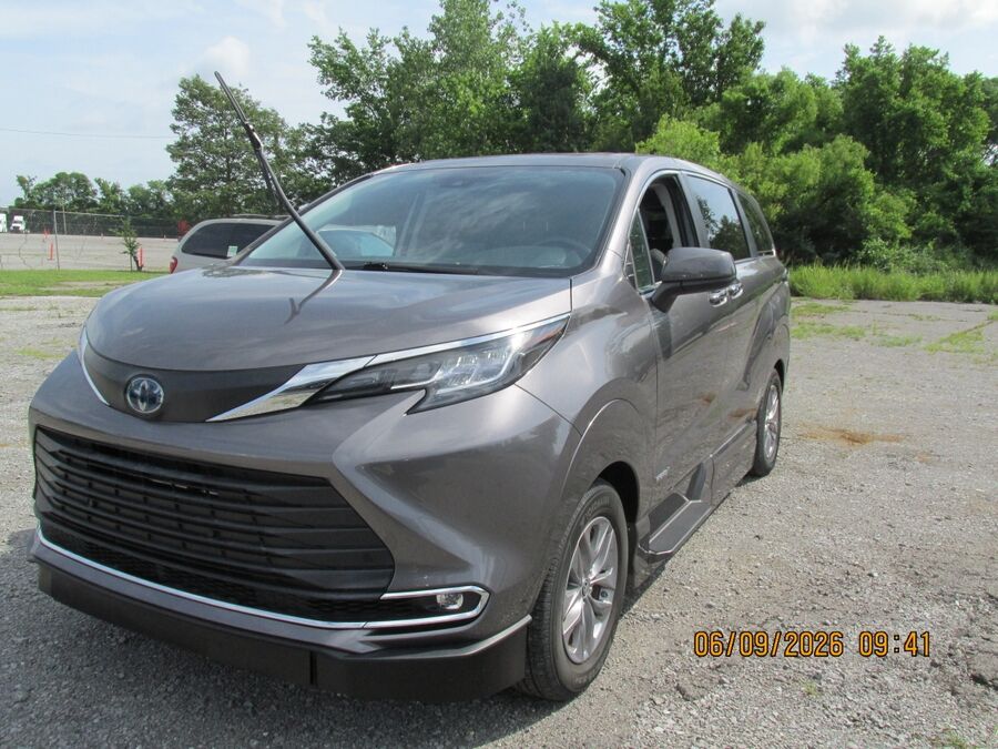 2021 Toyota Sienna XLE - Photo 6