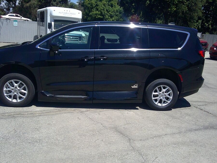 2023 Chrysler Voyager LX - Photo 11