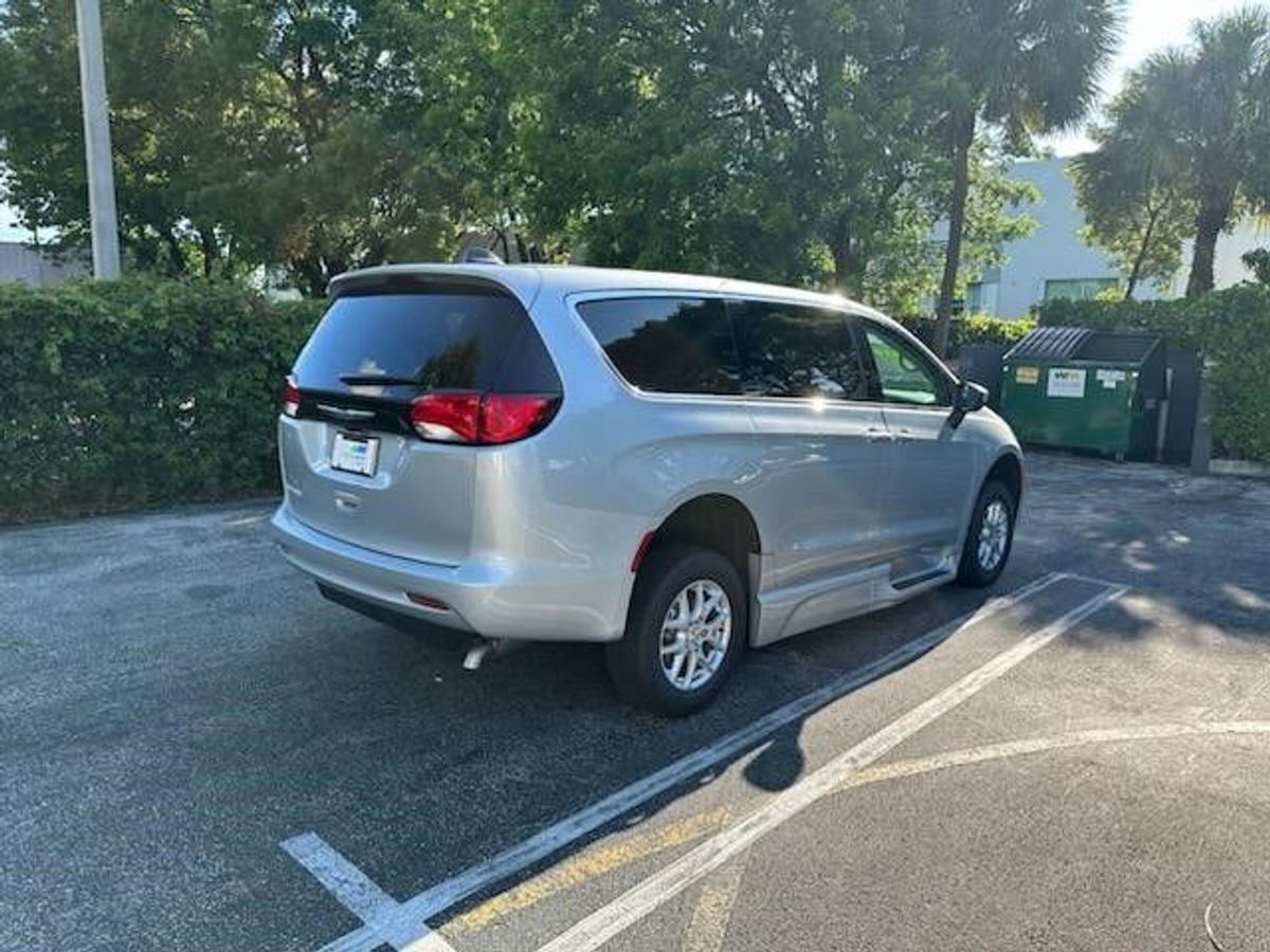 2023 Chrysler Voyager LX - Photo 17