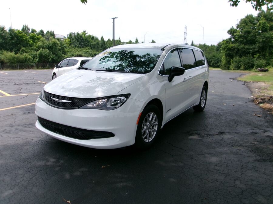 2024 Chrysler Voyager LX - Photo 16