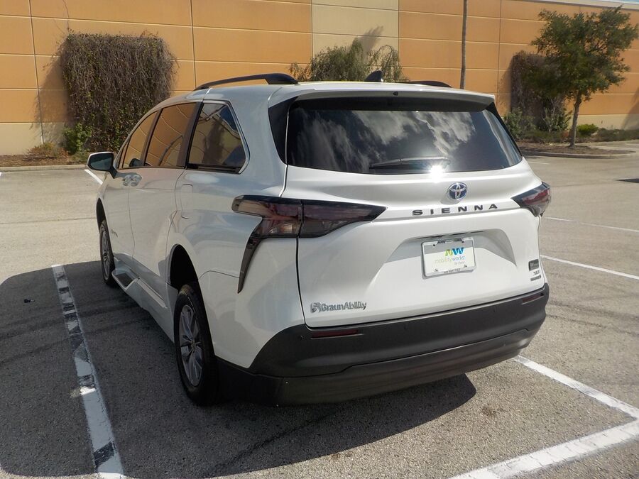 2023 Toyota Sienna XLE - Photo 6