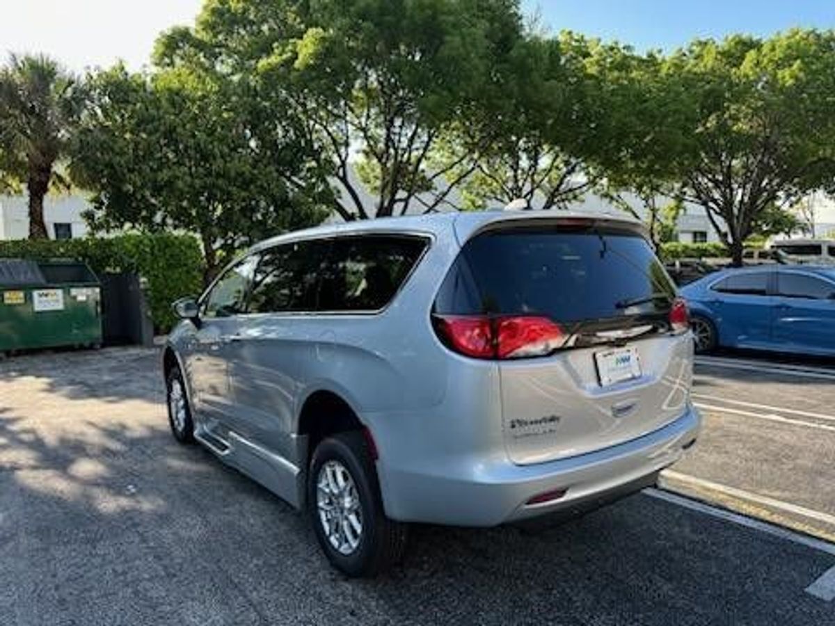 2023 Chrysler Voyager LX - Photo 13