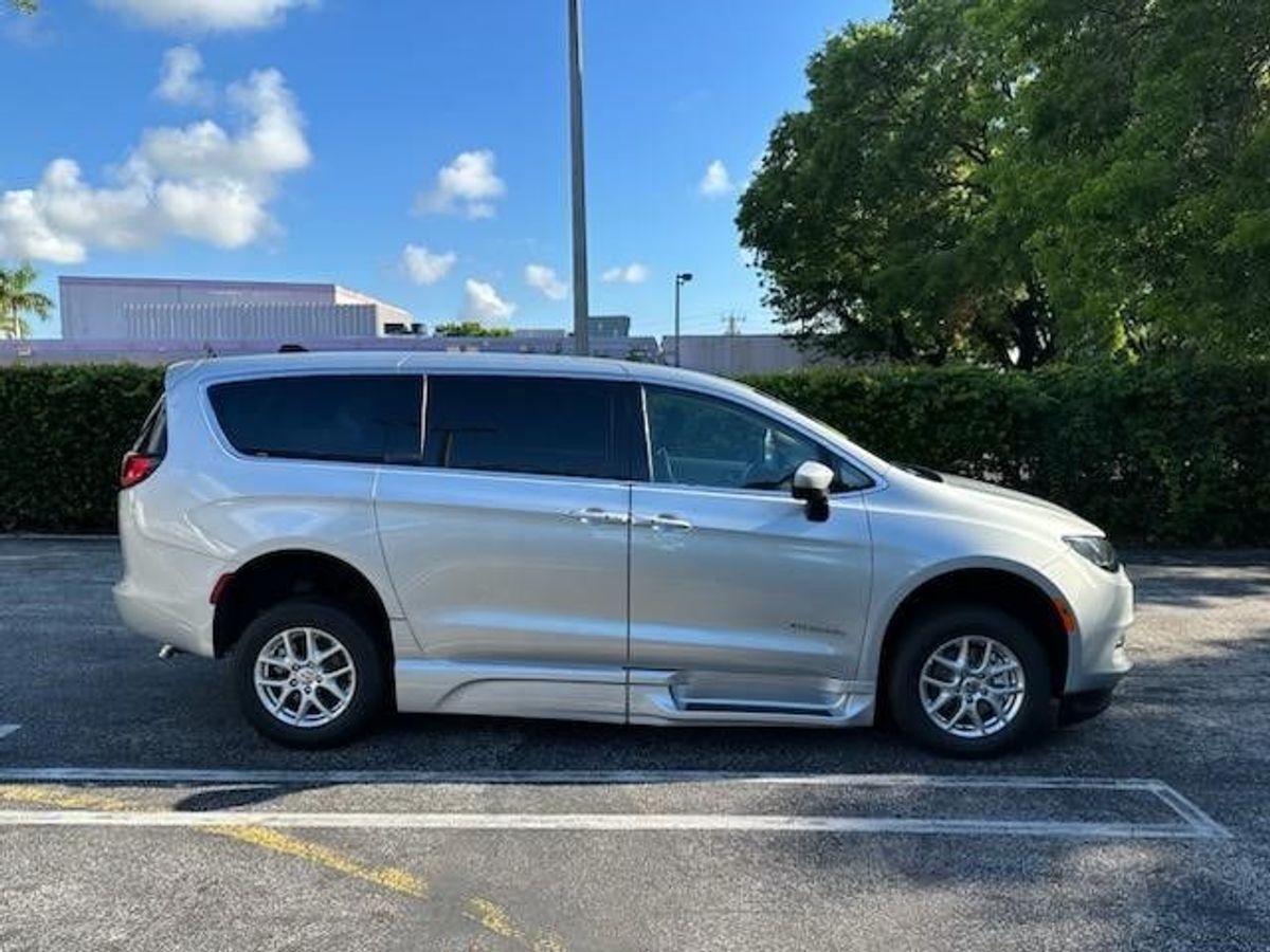2023 Chrysler Voyager LX - Photo 15
