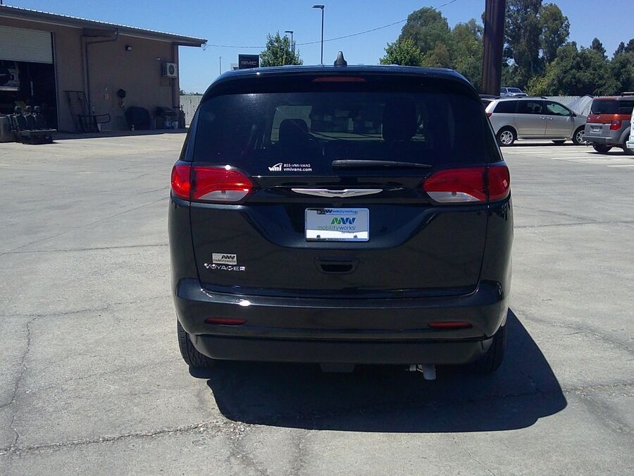 2023 Chrysler Voyager LX - Photo 13