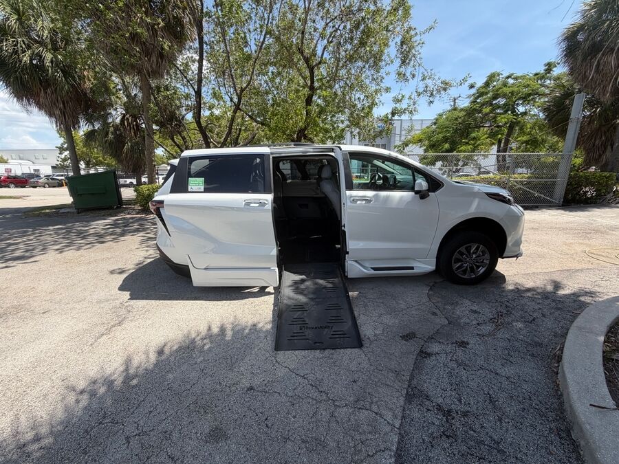 2024 Toyota Sienna XLE - Photo 7