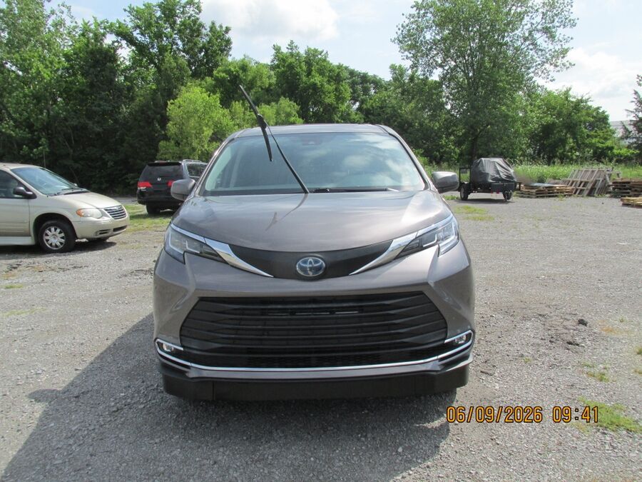 2021 Toyota Sienna XLE - Photo 7