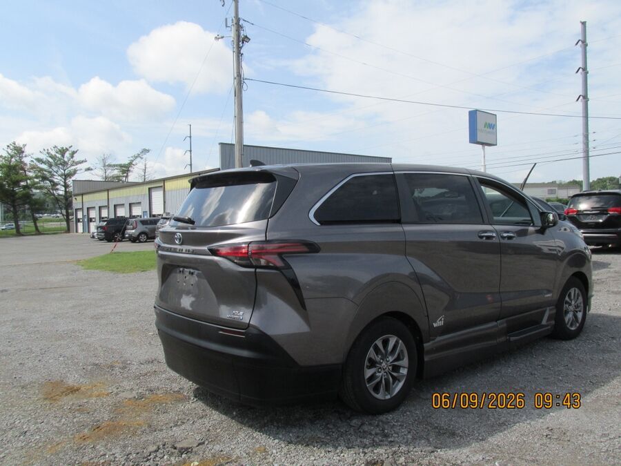 2021 Toyota Sienna XLE - Photo 8