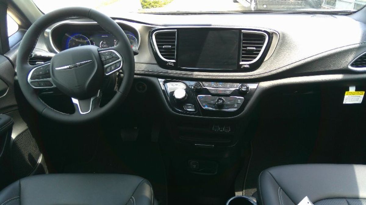 2025 Chrysler Pacifica Select - Photo 8