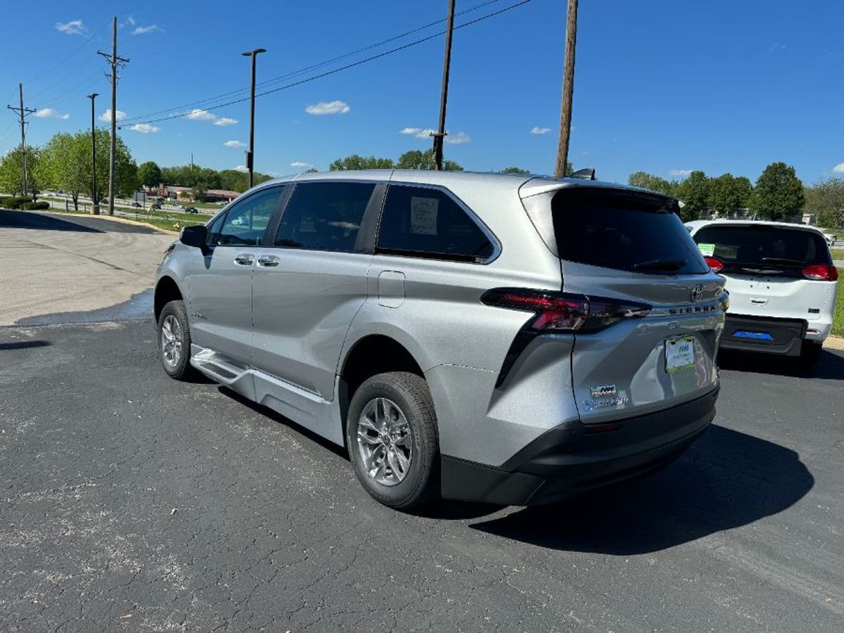 2024 Toyota Sienna XLE - Photo 16