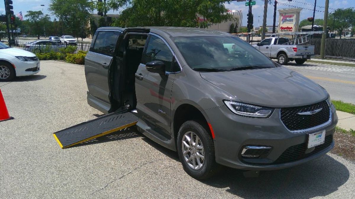 2025 Chrysler Pacifica Select - Photo 18