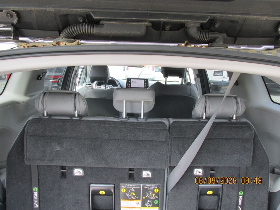 2021 Toyota Sienna XLE - Photo 11