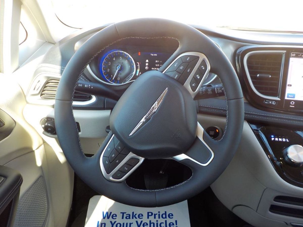 2024 Chrysler Pacifica Touring L - Photo 10