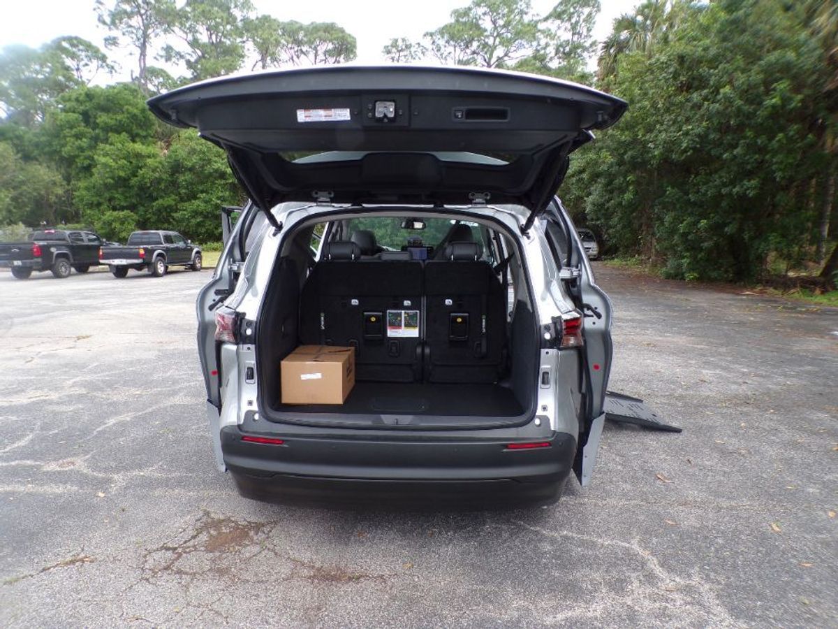 2024 Toyota Sienna XLE - Photo 6