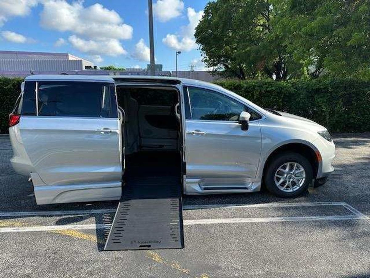 2023 Chrysler Voyager