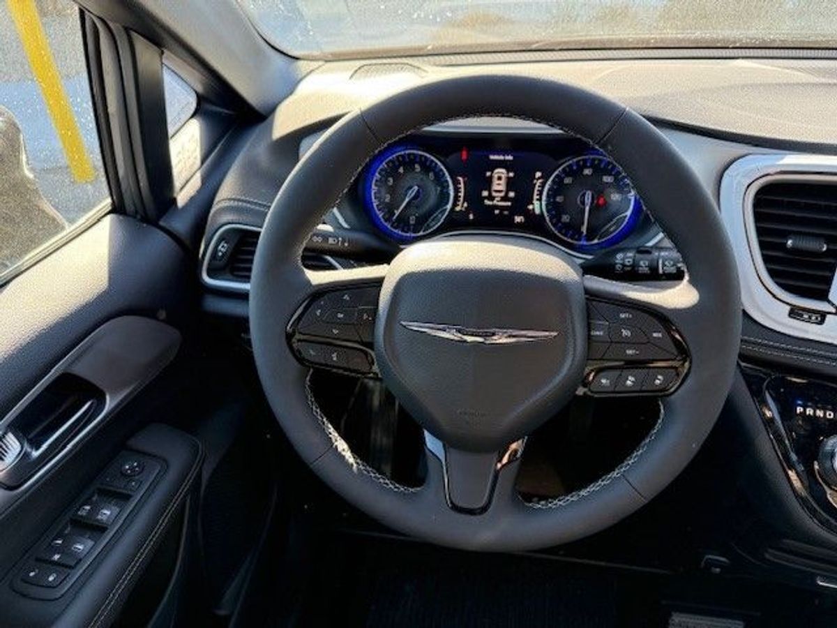 2024 Chrysler Pacifica Touring L - Photo 12