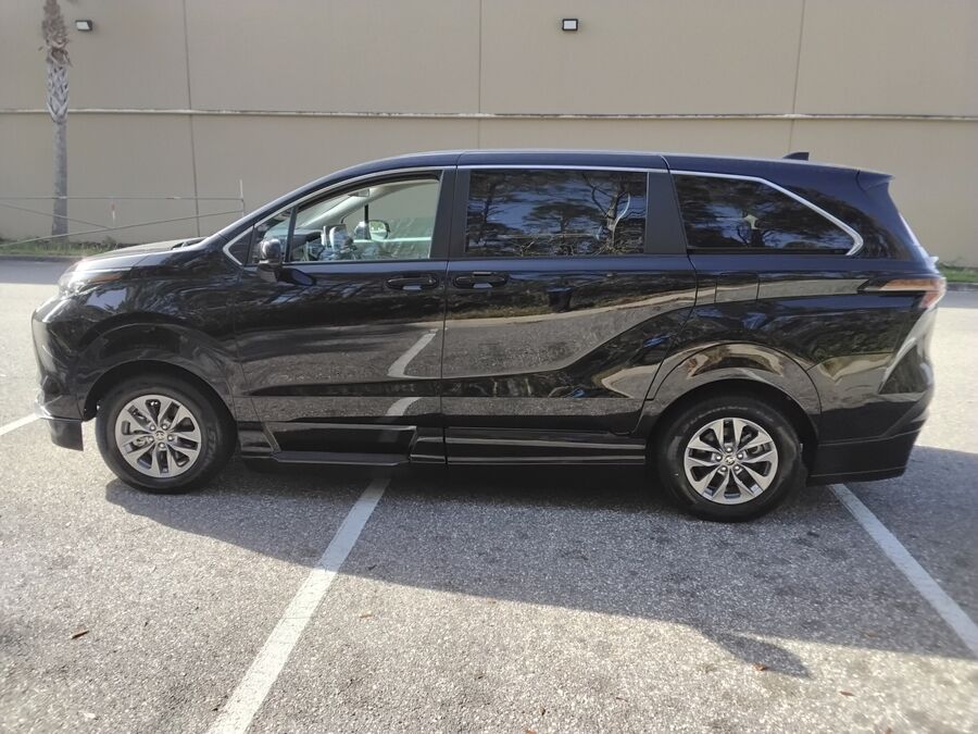 2023 Toyota Sienna LE - Photo 8