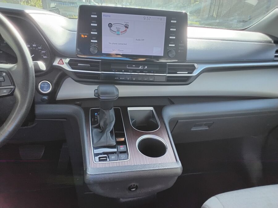 2023 Toyota Sienna LE - Photo 10